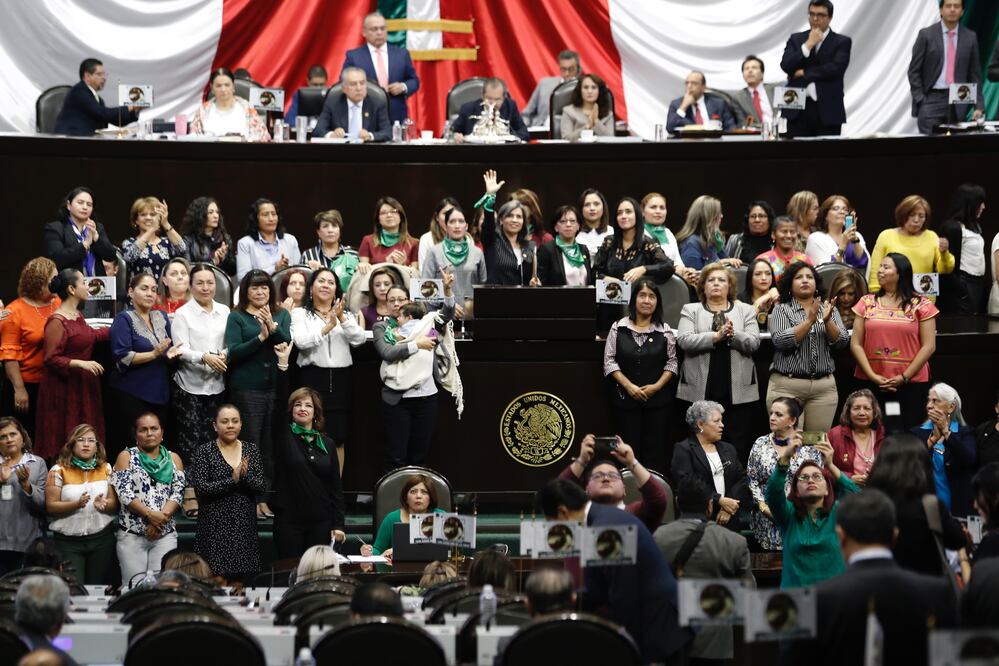 En la conmemoración del Día Internacional de la Mujer, varias legisladoras portaron un pañuelo verde a favor del aborto (ARCHIVO. EL UNIVERSAL)