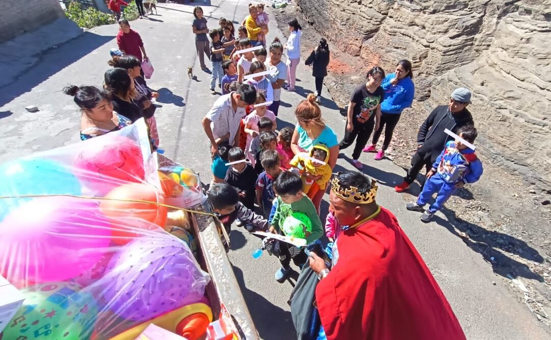 Trabajadores de La Nueva Viga reparten juguetes a niños y niñas de escasos recursos del Estado de México. Foto: Especial