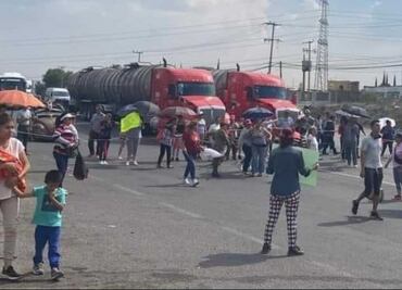 Bloquean carretera Lloronas Tula en Huehuetoca; denuncian desabasto de agua