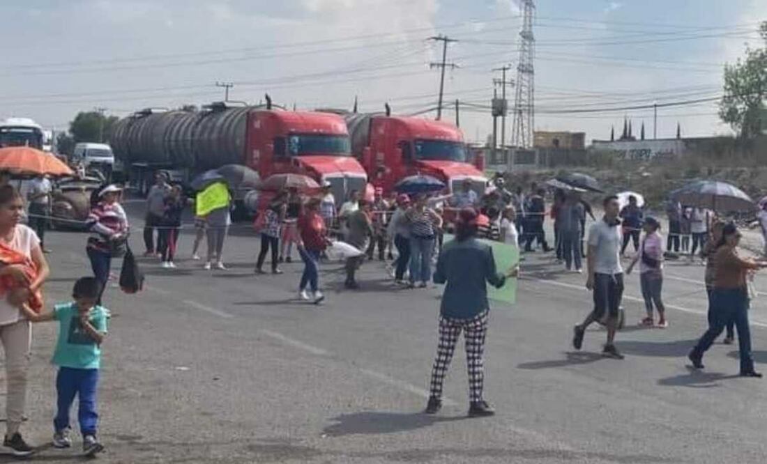 Manifestantes bloquean carretera Lloronas Tula; denuncian desabasto de agua. Foto: Especial