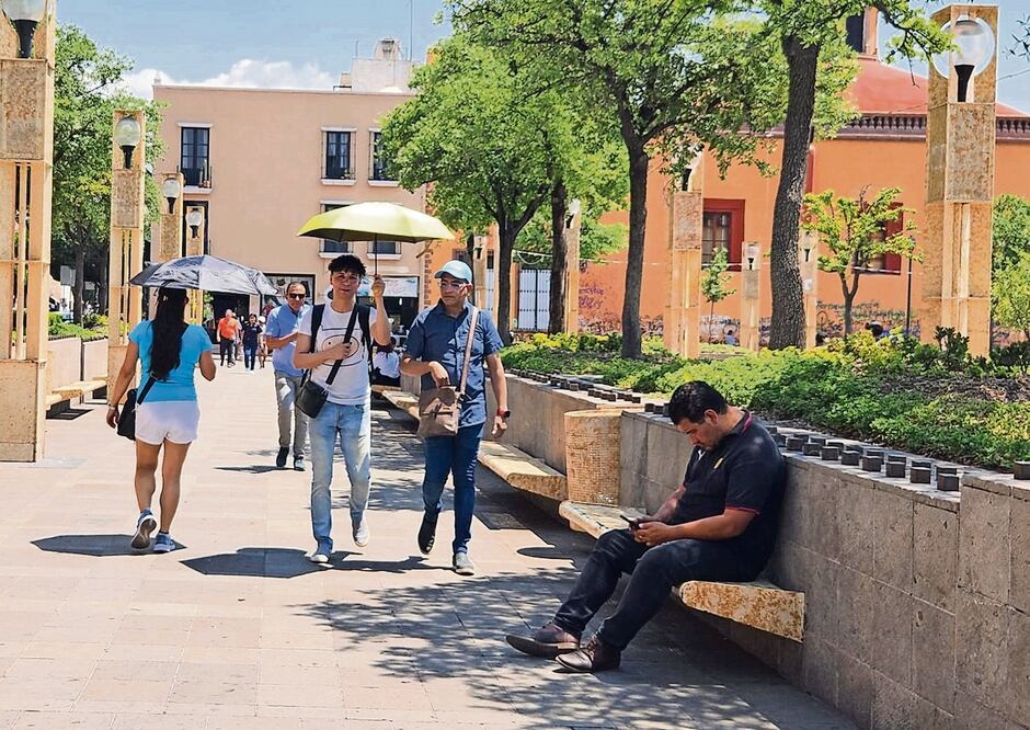 Ropa ligera y paragüas, aliados ante ola de calor