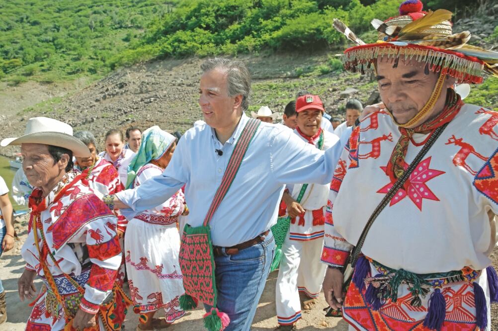 José Antonio Meade Kuribreña, titular de Sedesol, recorrió diversas localidades huicholas asentadas en el embalse de la presa hidroeléctrica Aguamilpa (ESPECIAL)