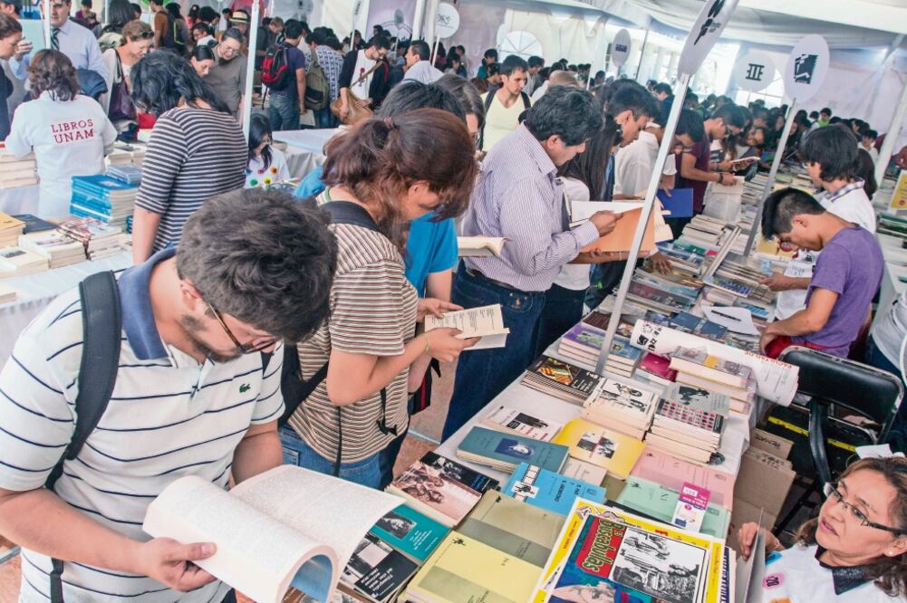 El evento busca que los lectores encuentren, en un sólo espacio y a precios asequibles, obras de distintas áreas, como ciencia, sociales, arte y literat u ra . (ARCHIVO EL UNIVERSAL)