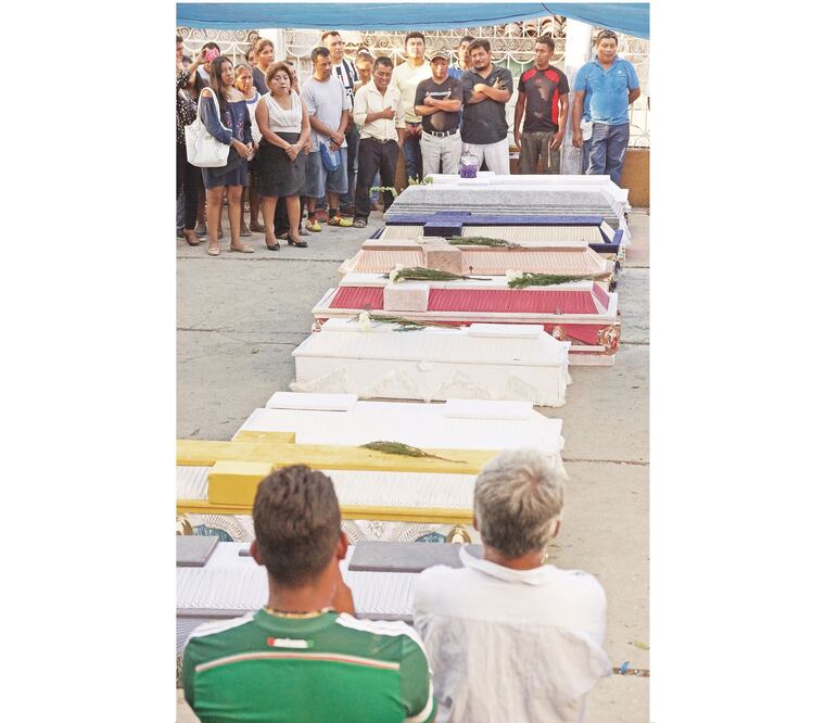 De los 13 fallecidos, nueve fueron sepultados ayer. Foto: IRVIN OLIVARES. EL UNIVERSAL