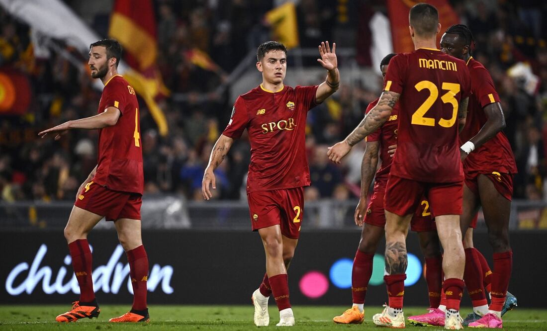 Los jugadores de la Roma festejando el triunfo en casa / Foto: EFE