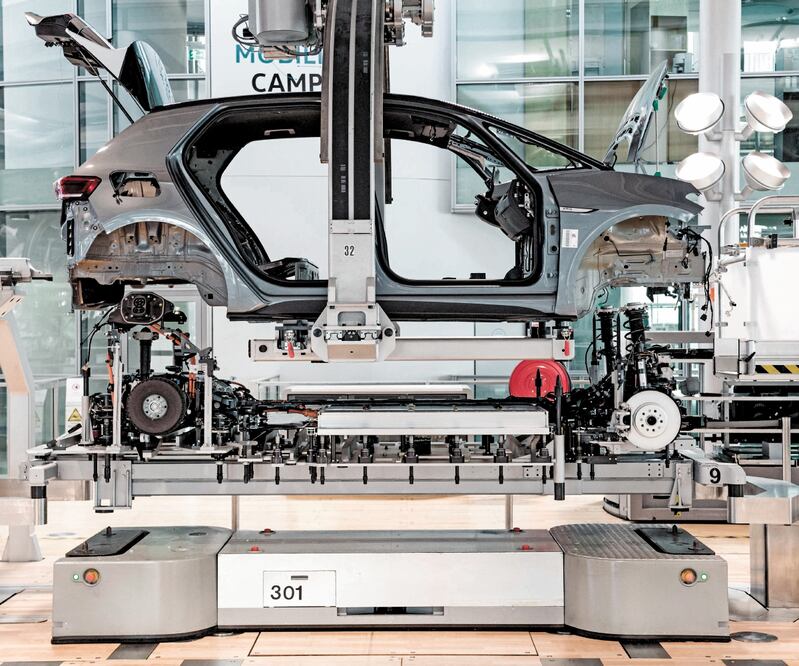 Analistas advierten que el precio de autos en México se presiona por baja producción de subcompactos debido a falta de semiconductores. Foto: JENS SCHLUETER . AFP