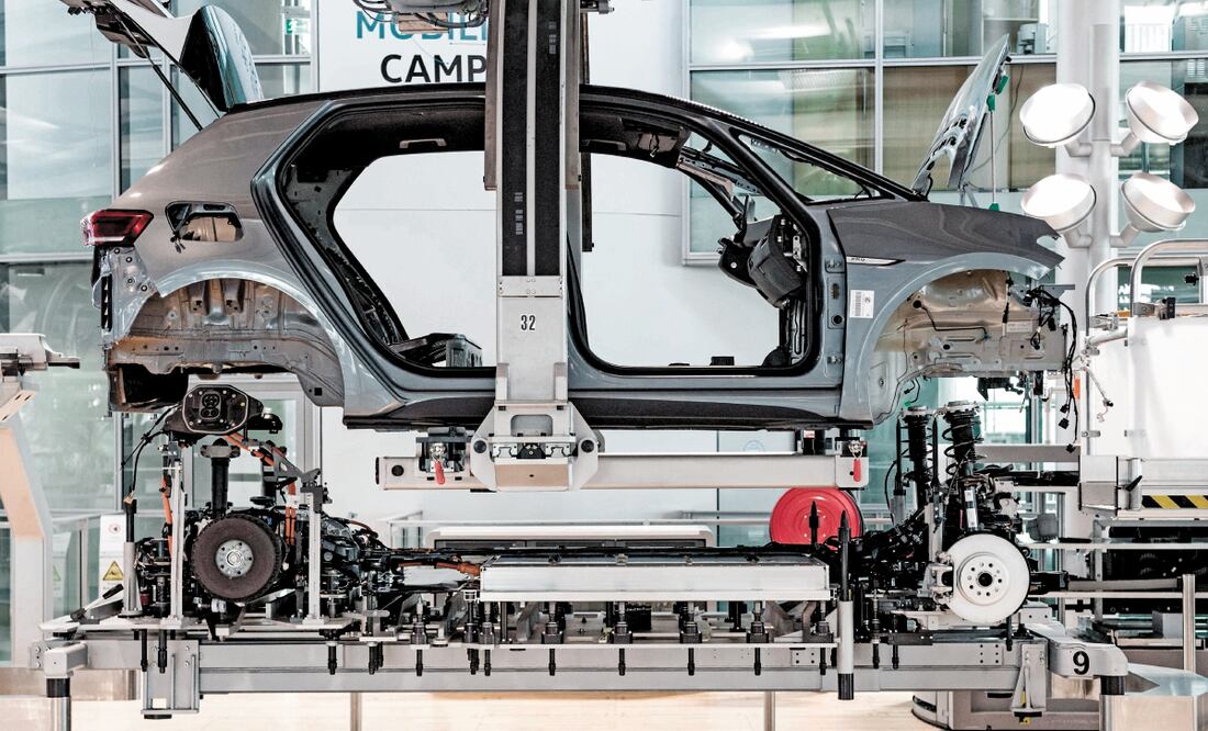 Analistas advierten que el precio de autos en México se presiona por baja producción de subcompactos debido a falta de semiconductores. Foto: JENS SCHLUETER . AFP