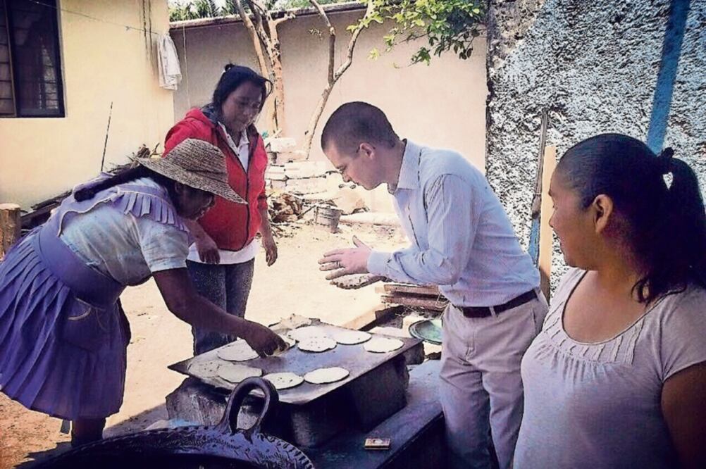 El presidente nacional del PAN, Ricardo Anaya, estuvo en Colima para apoyar a su candidato Jorge Luis Preciado y ahí aprovechó para convivir con los pobladores (TOMADA DEL FACEBOOK DE RICARDO ANAYA)