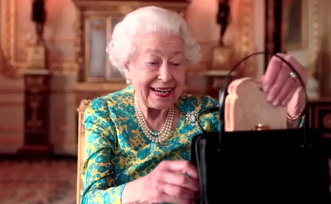 La reina Isabel sorprendió al sacar un sándwich de su bolso. Foto: Tomada del video