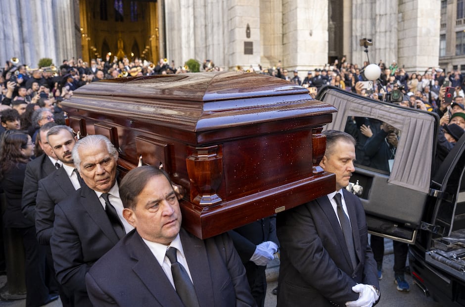 Sostienen el féretro del cantante Willie Colón, al finalizar una misa pública en la Catedral de San Patricio en Nueva York.
Foto: EFE/ Ángel Colmenares