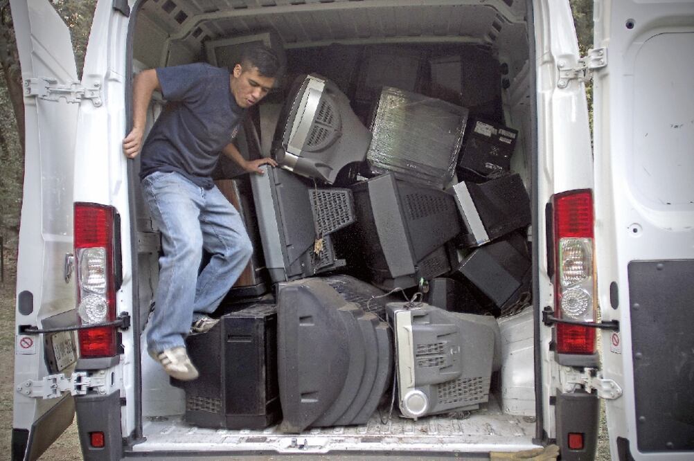 Uno de los recolectores de televisiones en la Ciudad de México. Se estima que los cinescopios de los aparatos tienen 2 kilos de plomo, entre otros residuos (ALEJANDRO AYALA.XINHUA)