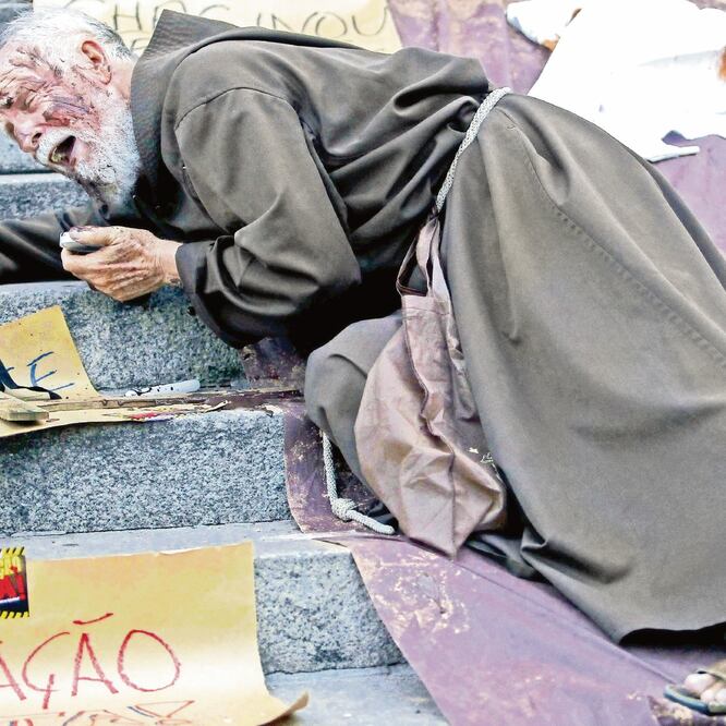 Un manifestante cubierto de lodo protestó ayer frente a la catedral de Sao Paulo, exigiendo justicia para las víctimas de la ruptura de un dique en Brasil. MIGUEL SCHINCARIOL. AFP