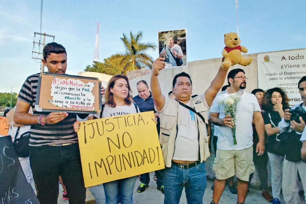 Compañeros del comunicador Javier Rodríguez marcharon hacia la fiscalía, donde exigieron a las autoridades dejar de criminalizar a las víctimas. (ADRIANA VARILLAS. EL UNIVERSAL)