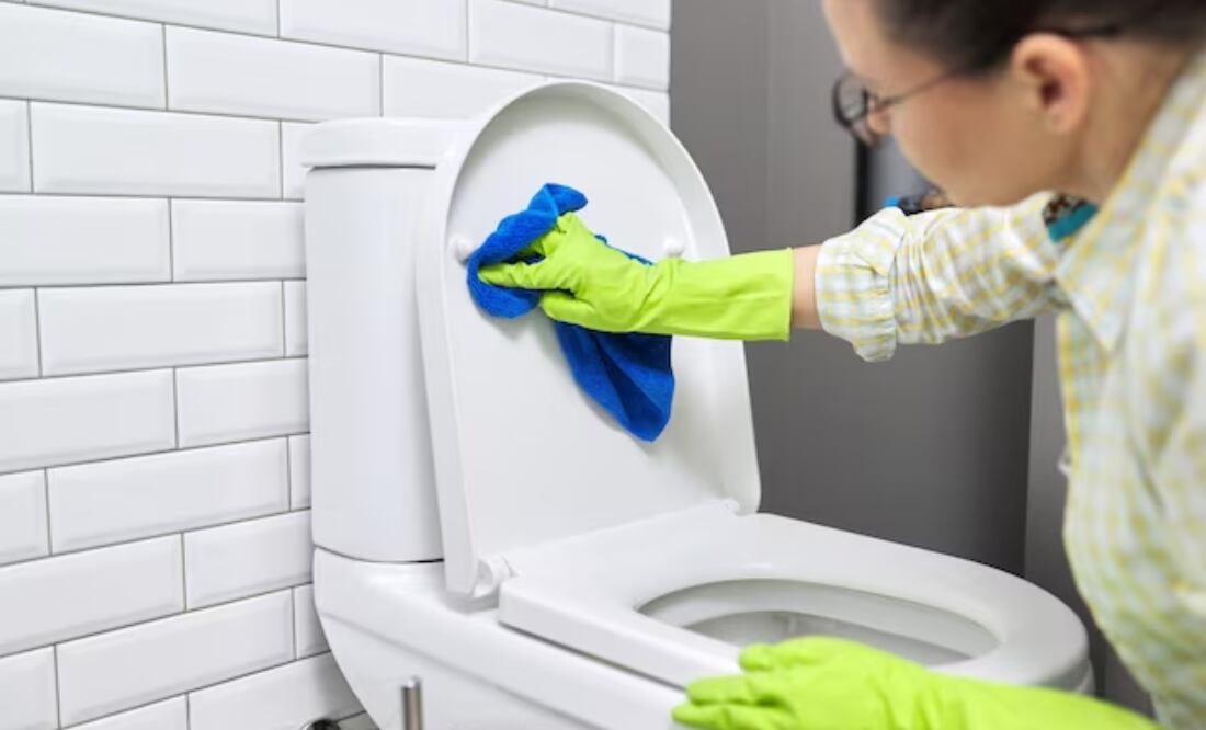 El mal olor a orina en el baño es un problema común que puede persistir incluso después de la limpieza
 Fuente: Freepik