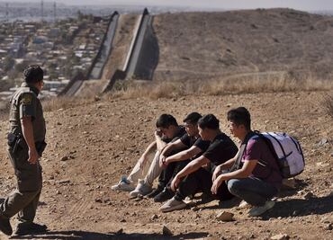 Liberan a algunos migrantes detenidos en EU; centros rebasan su capacidad, reportan medios