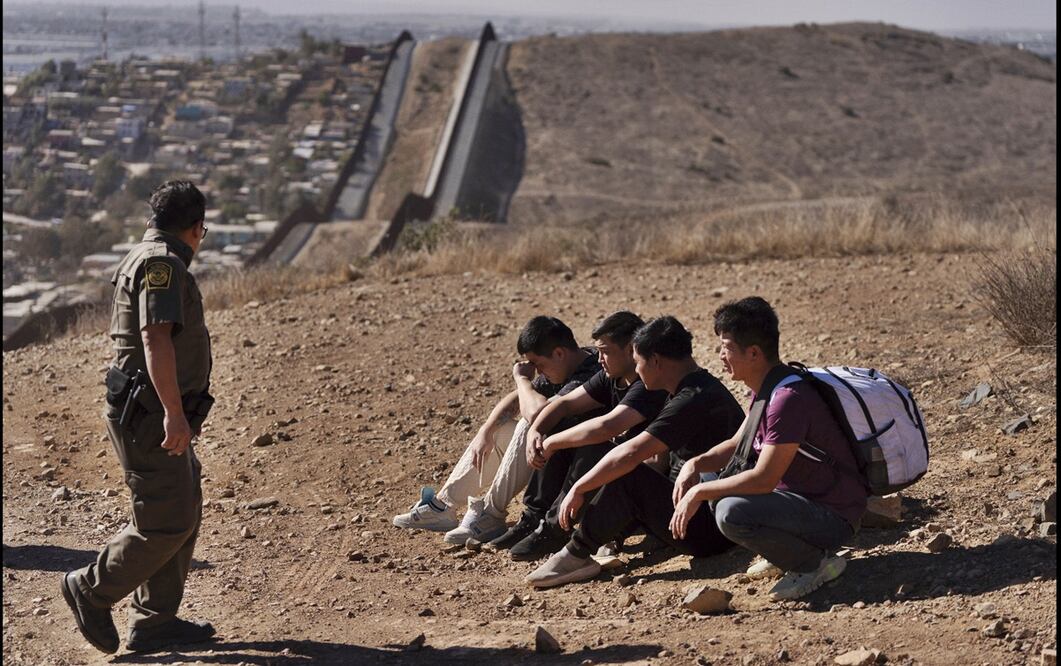 Migrantes son detenidos por la Patrulla Fronteriza tras cruzar el muro, el 23 de enero de 2025, en San Diego, California. Foto: AP/Archivo