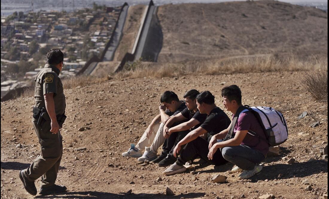 Migrantes son detenidos por la Patrulla Fronteriza tras cruzar el muro, el 23 de enero de 2025, en San Diego, California. Foto: AP/Archivo