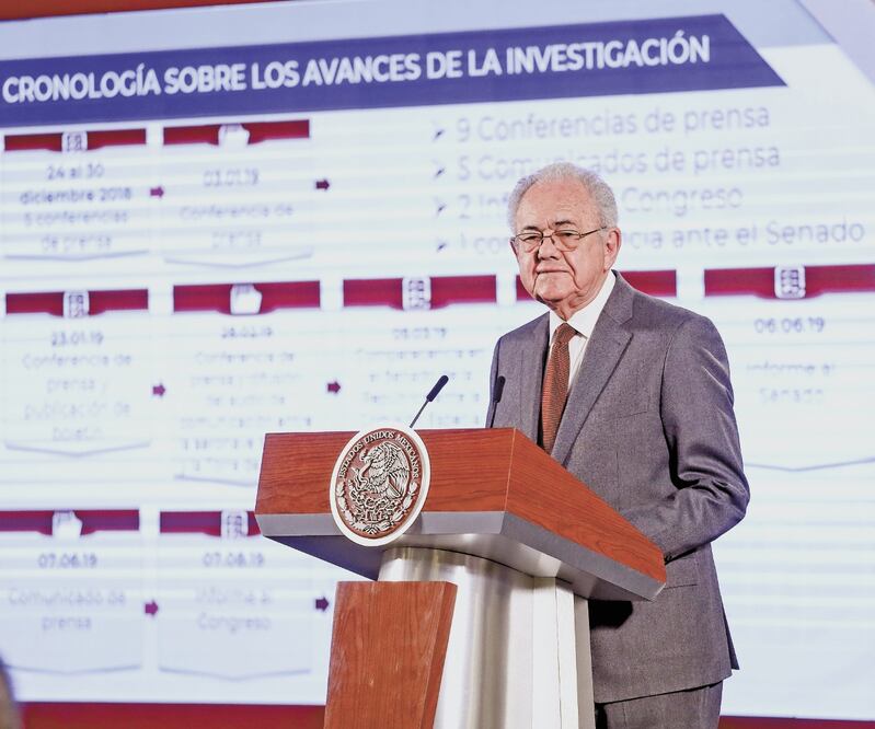 El secretario de Comunicaciones y Transportes, Javier Jiménez Espriú, dio a conocer el informe final ayer durante la conferencia en Palacio Nacional. Foto: GERMÁN ESPINOSA. EL UNIVERSAL