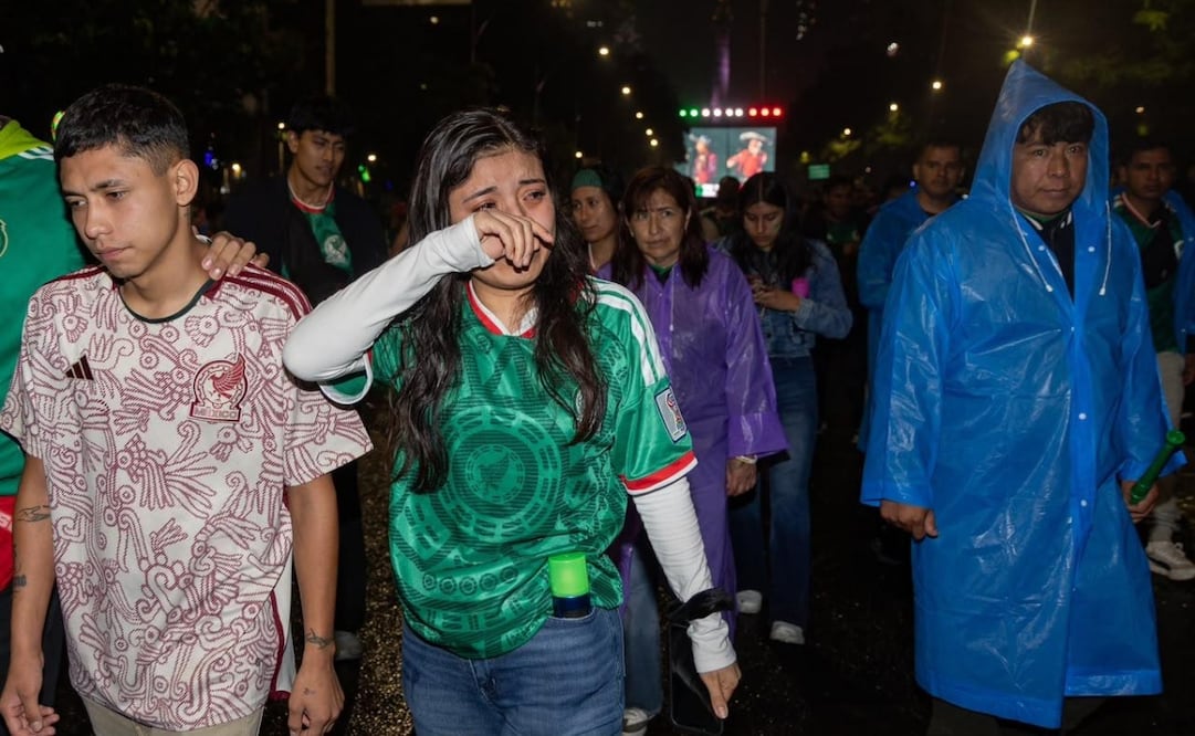 Lágrimas y desánimo entre los aficionados que se encuentran en el Ángel de la Independencia, después la derrota de México ante Inglaterra. Foto Hugo Salvador/ El Universal