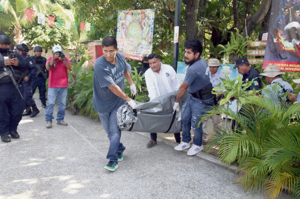 El cuerpo de la persona baleada por un grupo armado que irrumpió a disparos en el restaurante La Bocana, en playa Tamarindos, Acapulco. Foto: ALBERTO CARBAJAL. CUARTOSCURO