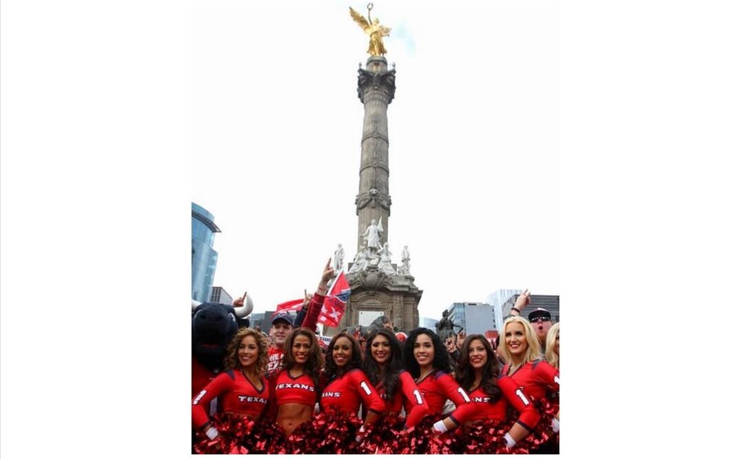NFL cheerleaders seen here posing in front of Mexico City's emblematic "El Angel" monument. Photo: Xihnua 