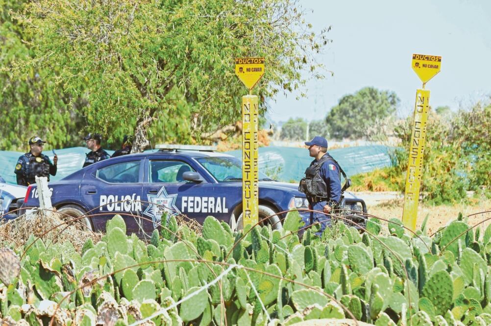 Elementos del Ejército mexicano y la Policía Federal aseguraron al menos cuatro tomas clandestinas en el poblado de Cuautlacingo, Estado de México, luego de un enfrentamiento verbal con pobladores.