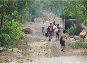 Marchan desplazados por conflictos agrarios en Chenalhó, Chiapas; exigen su retorno y reparación del daño
