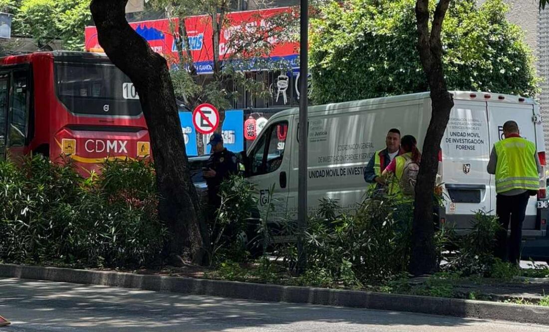 Un hombre de la tercera edad perdió la vida este martes al interior de una unidad del Metrobús de la Línea 1. Foto: Especial.