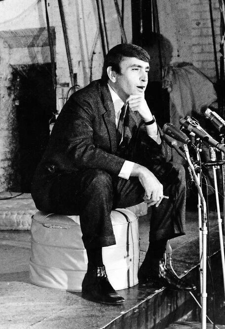 En esta imagen de 1967, habla con reporteros tras ganar el Pulitzer (ARCHIVO EL UNIVERSAL)