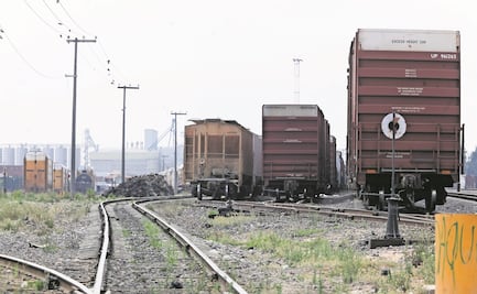 Hermanos que viajaban en moto se impactan con tren en Sinaloa al intentar ganarle el paso