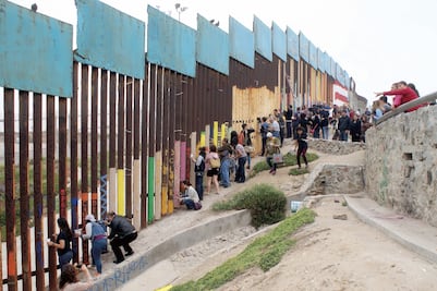 Absurdo, que muro frene narcotráfico a EU: Senado