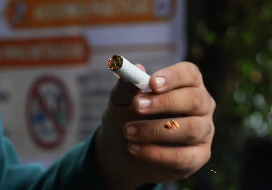 Los manifestantes prendieron cigarrillos de marihuana durante su protesta. Foto: Karla Guerrero / EL UNIVERSAL