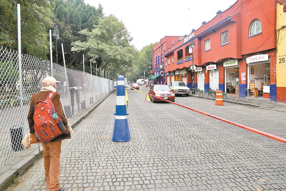 En Coyoacán se determinó colocar rejas alrededor de los Jardines Hidalgo y Centenario, con el objetivo de que la gente no acuda a conmemorar el Grito de Independencia. Foto: CORTESÍA
