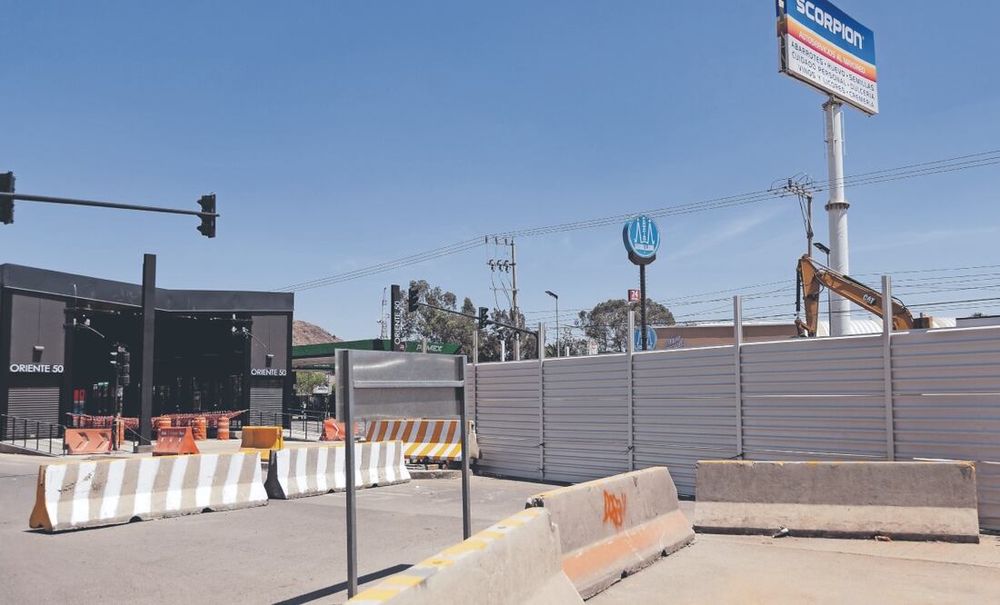 Los trabajos para la construcción de los colectores obstruyen lo que será el camino de las unidades del trolebús por lo que éstas deberán desviarse para operar. Foto: de Hugo Salvador. El Universal