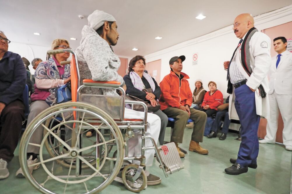 Los pacientes escuchan con atención las palabras de aliento de los médicos para aliviar el dolor que les produce el cáncer. (FOTOS: IVÁN STEPHENS)