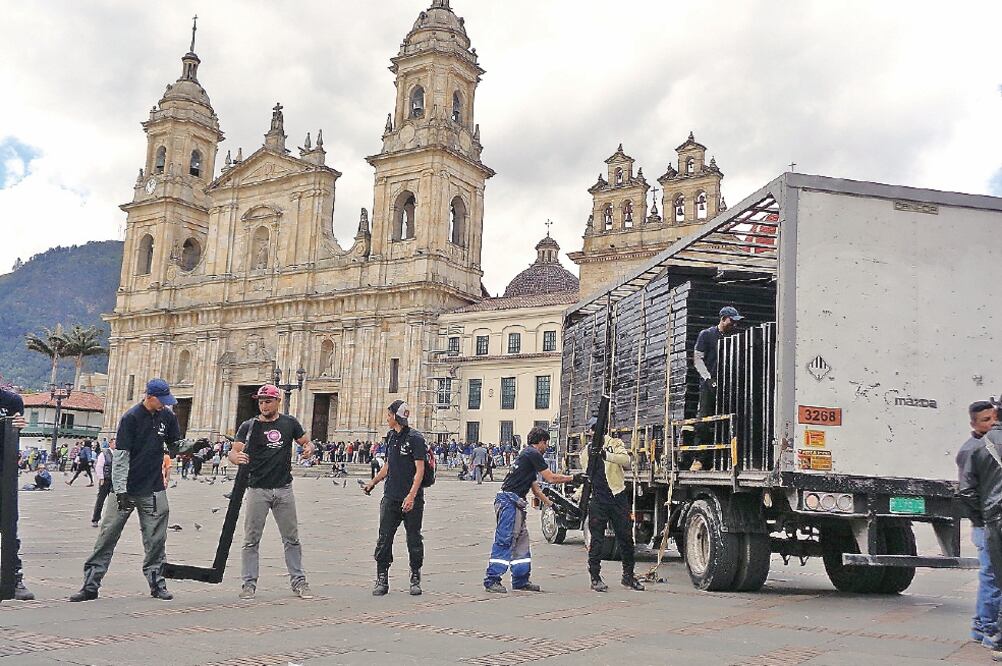 Trabajadores se alistan para colocar una estructura en la plaza de Bolívar, previo a la visita que el papa Francisco realizará a Colombia a partir del miércoles (JOSÉ MELÉNDEZ. EL UNIVERSAL)