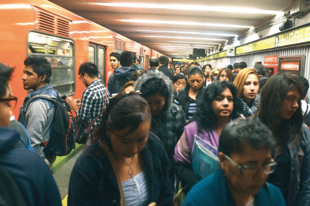 Según testimonios de usuarios del Metro, el servicio es insuficiente en días sin doble Hoy No Circula y ayer la situación los obligó a salirse para viajar taxi (ARMANDO MONROY. CUARTOSCURO)