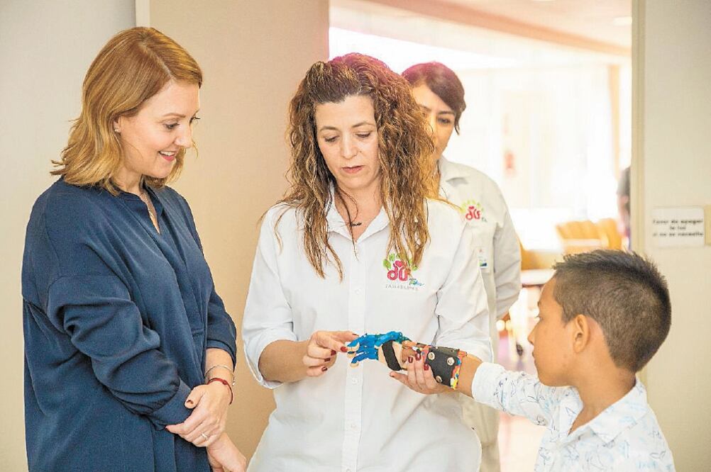 El DIF tamaulipeco, dirigido por Mariana Gómez de García Cabeza de Vaca, ha entregado dos prótesis de manos robóticas.