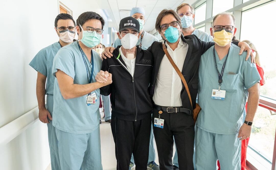 Toño Mauri y personal del hospital. Foto: UF Health