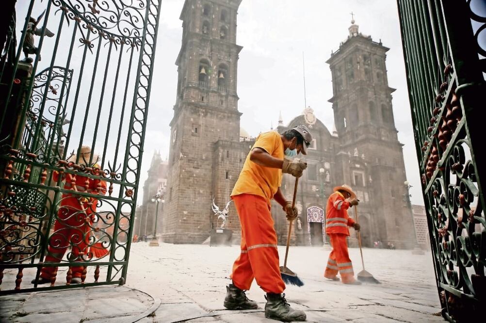 Personal de limpia barre la catedral de Puebla; en San Pedro Cholula recolectaron 1.5 toneladas de ceniza (HILDA RÍOS. CUARTOCURO.COM)