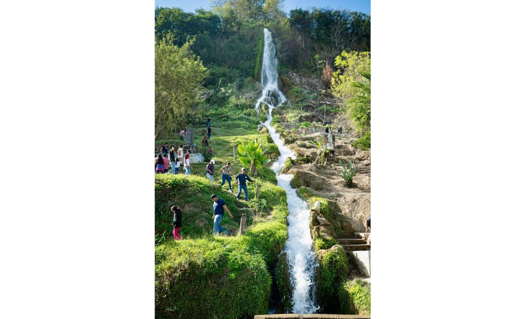 Artesanos y comerciantes tienen esperanza que la Virgen monumental, en El Chorrito, aumente sus ventas.
Foto: Especial.