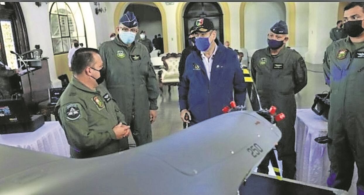 El presidente de Guatemala, Alejandro Giammattei (abrigo azul), con el mayor Carlos Enrique “N” (izq.), en la muestra de un dron, en noviembre. Foto: Presidencia de Guatemala