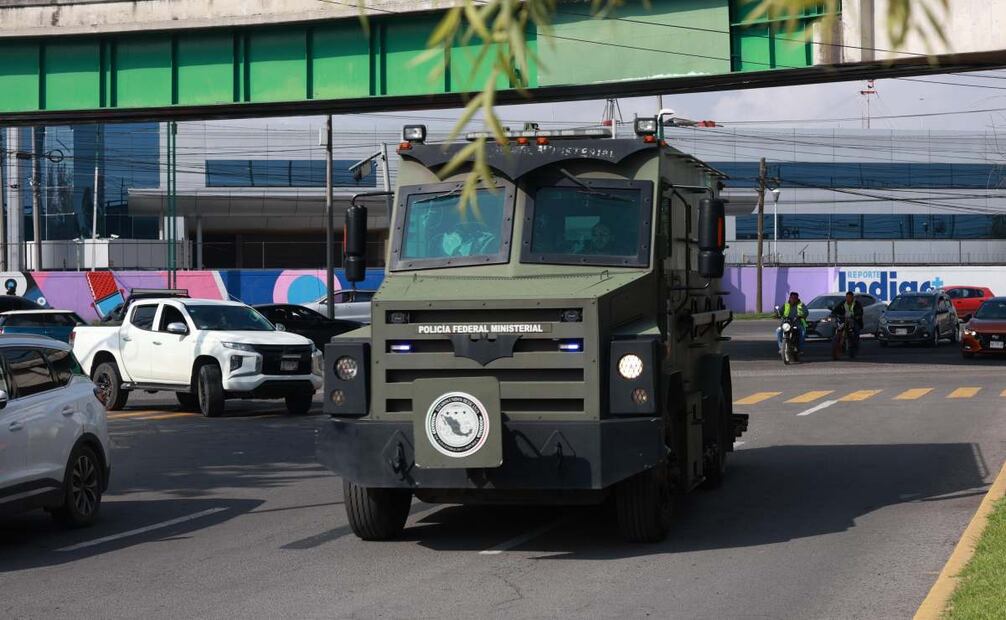 Un operativo de seguridad se mantiene afuera del Aeropuerto Internacional de Toluca en espera de la llegada de Hernán “N” ex líder de la barredora, grupo delictivo perteneciente al Cártel Jalisco Nueva Generación. Foto: Alejandro Vargas / EL UNIVERSAL 
Cerca de las 9 de la mañana, arribó un camión tipo Rhino de la policía Federal Ministerial en el que se presume, estaría siendo trasladado hacia el Penal Federal número 1 del Altiplano.