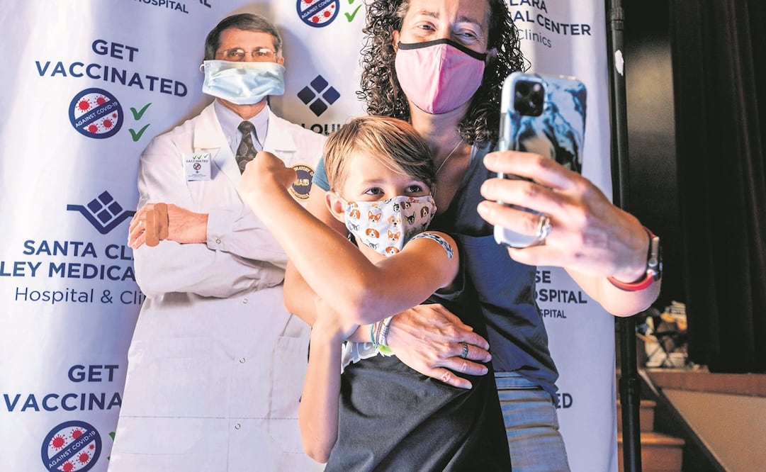 Un niño luego de su vacunación con la dosis de Pfizer contra el Covid-19, y su mamá, se toman una foto en San José, California. Foto: Noah Berger. AP