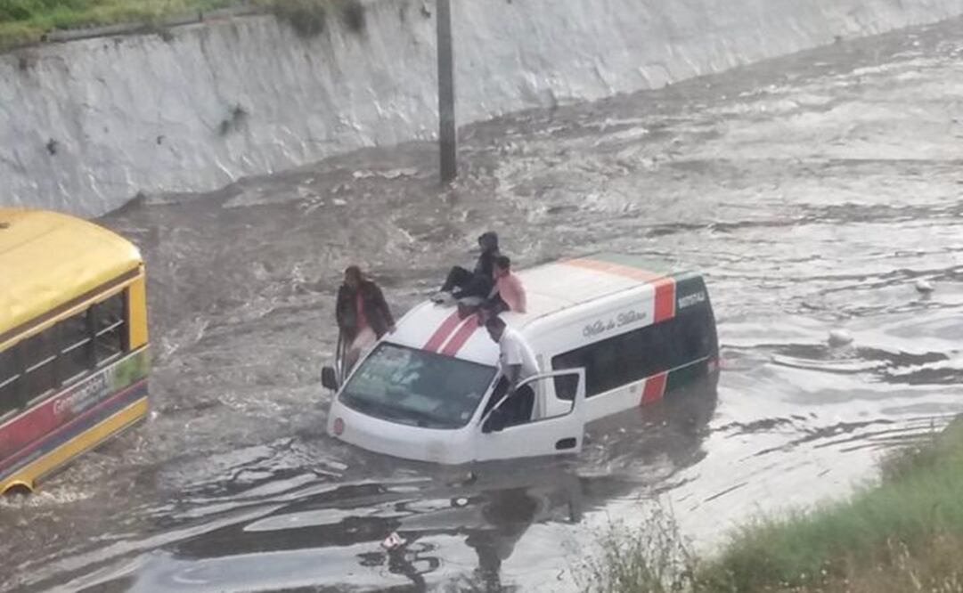 Inundaciones en Periférico Norte (Foto tomada de Twitter: @george_cedillo)