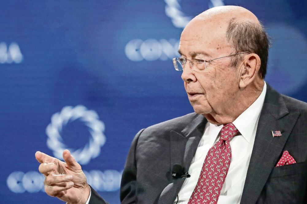 Wilbur Ross, secretario de Comercio de Estados Unidos, destacó que el contenido de ese país en los bienes importados desde Canadá y México ha caído de 1995 a 2011, lo cual impulsa un déficit de 70 mil millones de dólares con México. (JEENAH MOON. REUTERS)