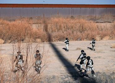 EU evalúa plan para que militares “retengan” a migrantes en la frontera; aplicaría de Nuevo México a California, reporta The Washington Post