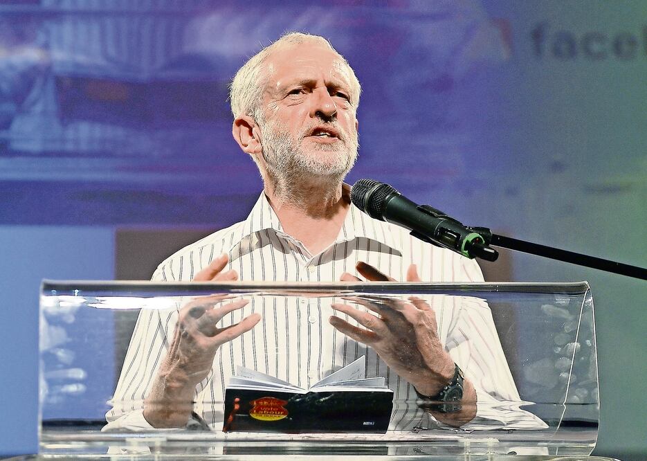 Jeremy Corbyn, líder del laborismo británico, ayer durante una conversación con sus seguidores
