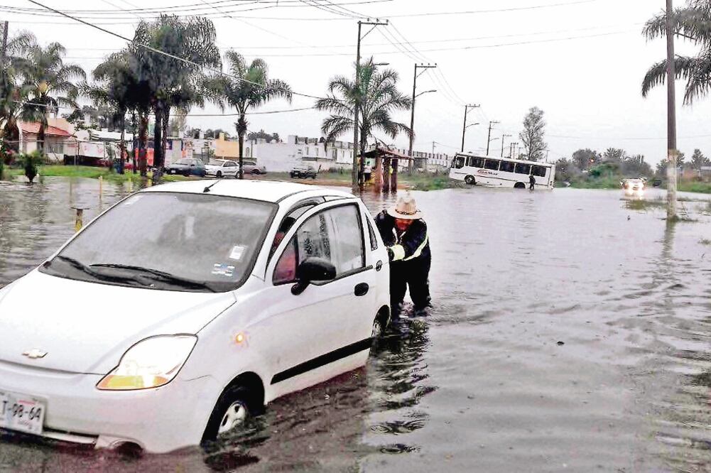 Tras las fuertes lluvias registradas en el sur de Chihuahua, el municipio de Guachochi fue el más afectado por el desbordamiento del Presón Turisiachi. Las autoridades reportan la inundación en 120 casas, (FOTO: NOTIMEX)