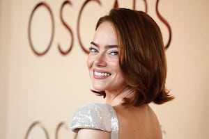 Premios Oscar 2026: El espectacular vestido Louis Vuitton de Emma Stone 
